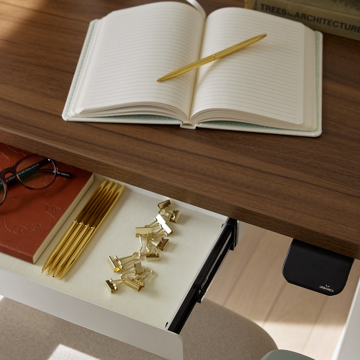 A Simple Desk Habit That Keeps Clutter Away