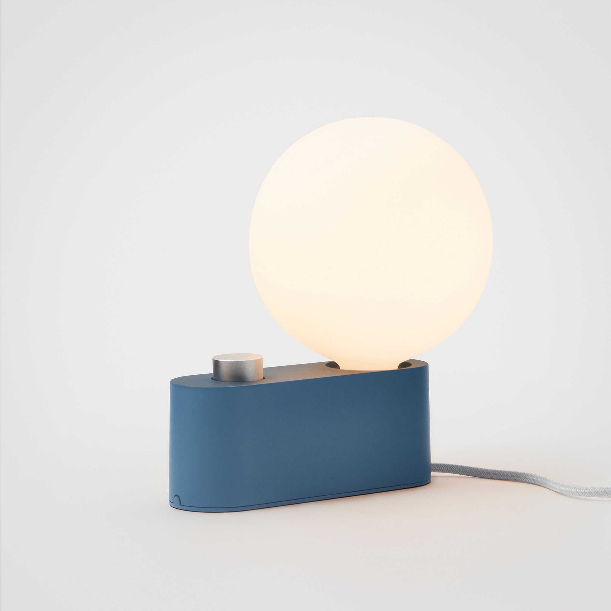 How to Choose a Table Lamp That Complements Modern Office Furniture
