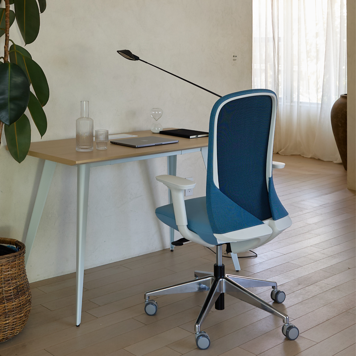 Standing desk dual monitors setup that keeps screens stable and centered